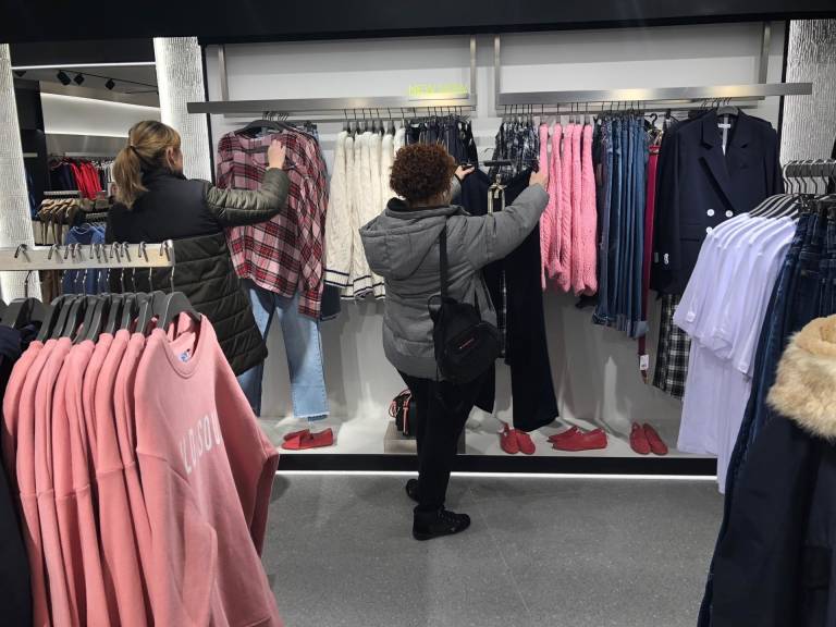 Alerta rebajas: Consumo recomienda comprobar etiquetas y verificar la garantía de los productos