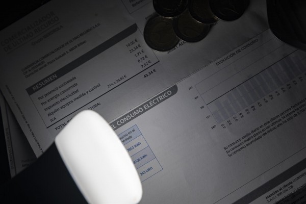 El precio de la luz se dispara un 18% este jueves y vuelve a superar la cota de los 210 euros/MWh 