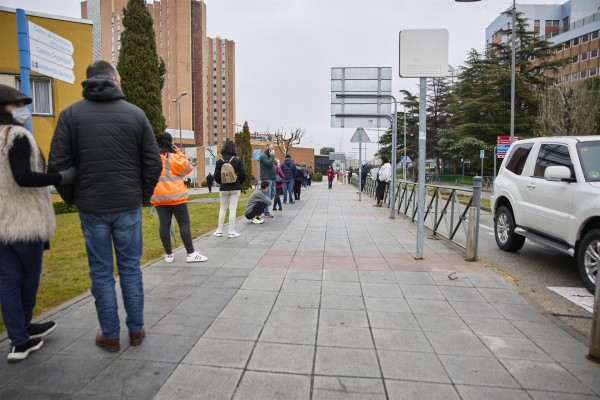 España suma 137.180 casos, 148 muertes por covid y la incidencia alcanza los 2.574 puntos