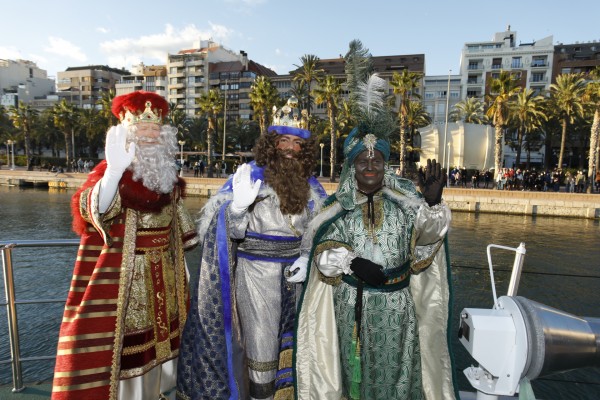 La Cabalgata segura y solidaria de Alicante devuelve la ilusión por la magia de los Reyes Magos


