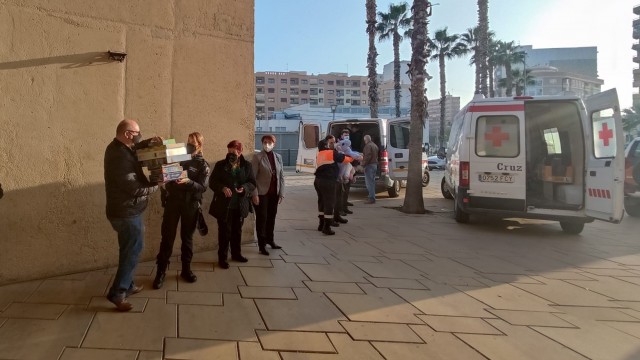 La Policía Local de la Vila hace entrega de los más de 3.000 juguetes donados 
