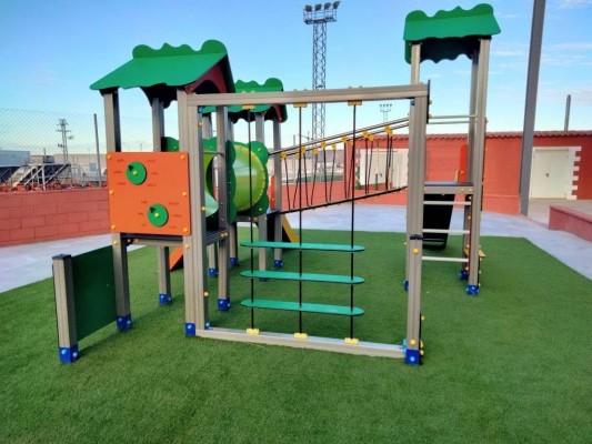 La Diputación invierte 190.000 euros en juegos infantiles y bancos para 33 municipios 