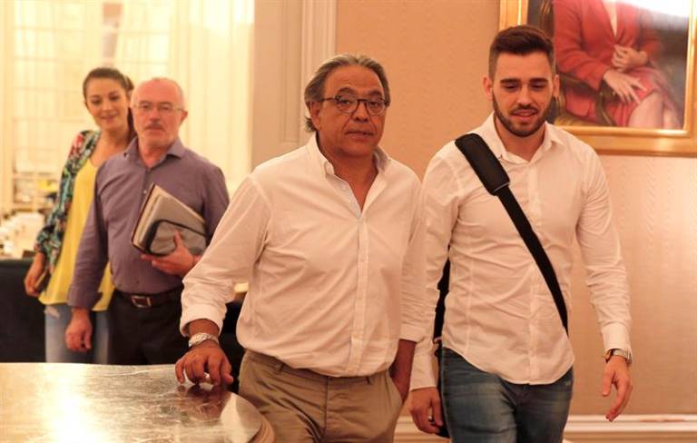 Manolo Mata (PSPV) y Fran Ferri (Compromís) seguidos de Antonio Montiel (Podemos) y Mireia Mollà (Compromís). EFE - 