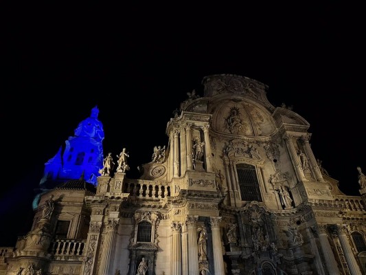 La Torre de la Catedral de Murcia se ilumina para celebrar la Navidad del 500 aniversario de su construcción