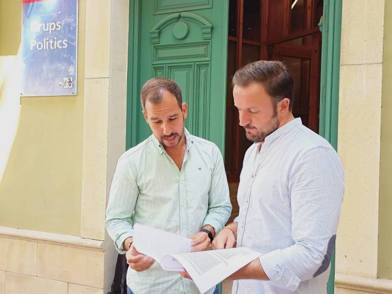 José Navarro y Pablo Ruz revisando documentación en 2020 - 