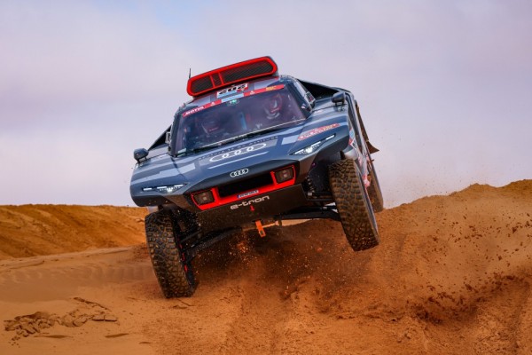 Audi y Carlos Sainz consiguen la primera victoria de etapa con un coche electrificado en el Dakar