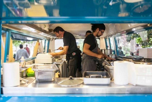 Tengamos la fiesta en paz: Fallas y hosteleros escenifican un nuevo amanecer con los food trucks