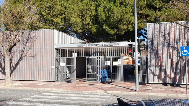 El PP de San Vicente exige explicaciones ante la falta de licitación del bar de las piscinas y la cantina