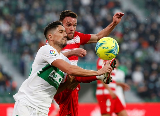 El Elche cierra la primera vuelta fuera del descenso