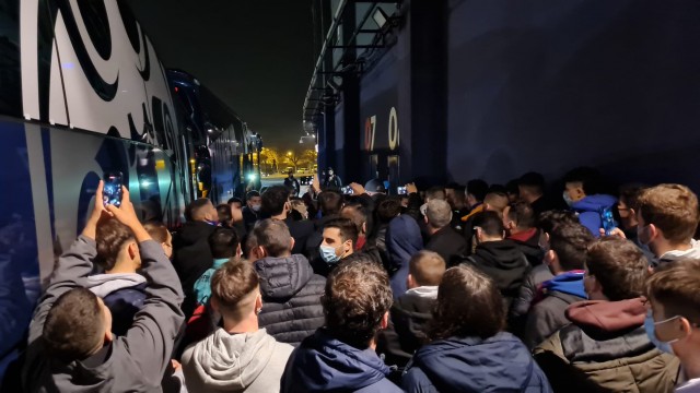 Un centenar de aficionados del Levante reciben al equipo en el Ciutat: 