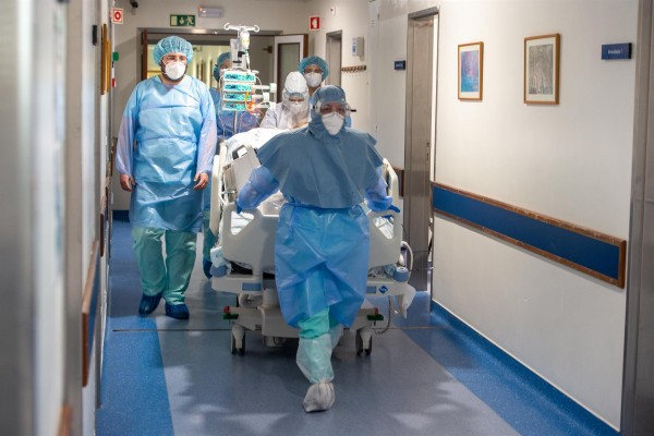 España registra 372.766 nuevos contagios desde el jueves y la incidencia se dispara a casi 2.300 casos