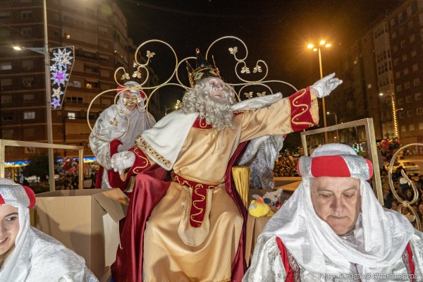 Ni regalos ni caramelos y todo el mundo sentado: la cabalgata de Reyes de Cartagena se mantiene pese a todo