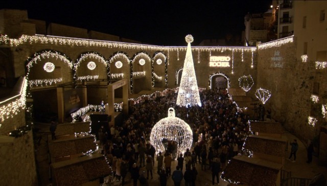 Peñíscola mantendrá las luces navideñas durante todo enero ante el aluvión de visitas