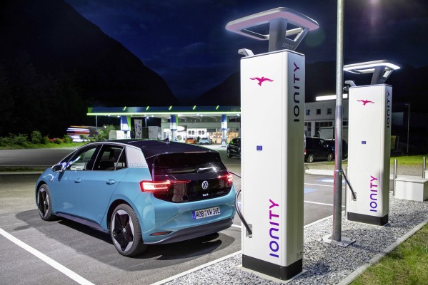 Cómodo, interconectado y sostenible: nuevas soluciones para cargar los modelos eléctricos de Volkswagen