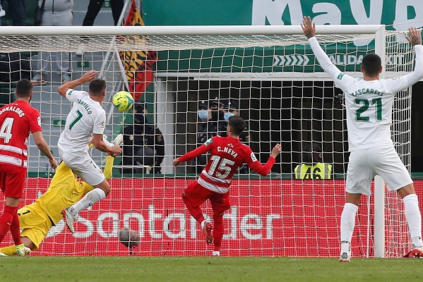 El Elche aguanta de pie