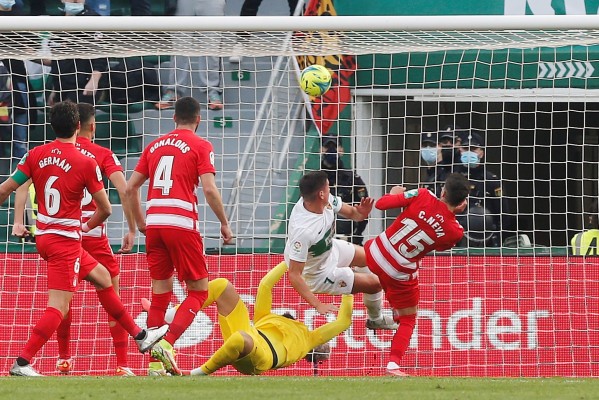 Elche y Granada igualan tras una primera parte marcada por la polémica