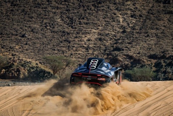 Al-Attiyah da el primer bocado en coches y solo le sigue Loeb: Carlos Sainz, perdido