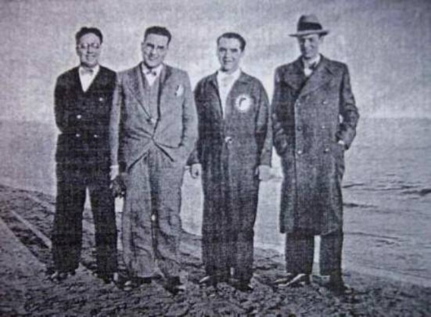 Federico García Lorca en la playa del Postiguet de Alicante acompañado por Gastón Castelló (con sombrero) a su izquierda. A la derecha de Lorca, el músico José Juan Pérez y el periodista Antonio Blanca (1932). - 