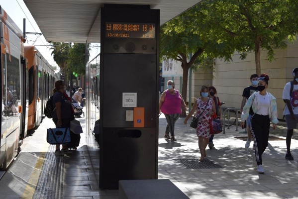 Nueve de cada diez usuarios del Tram acude a las estaciones a pie y el 93% llega andando a su destino