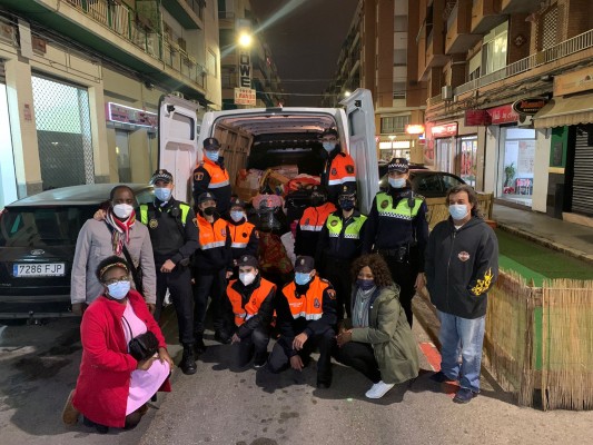 La Policía Local de Alicante y Protección Civil agradecen la donación de un millar de juguetes a asociaciones solidarias 
