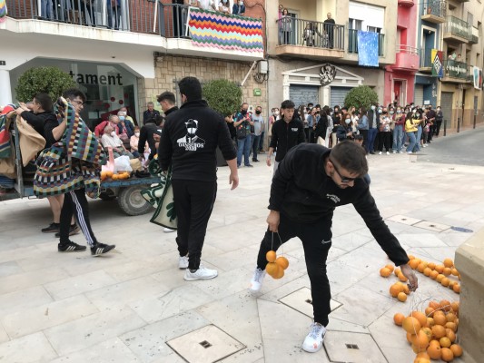 Agost suspende el último día de las fiestas del Rey Moro tras el positivo por covid-19 de un dancero