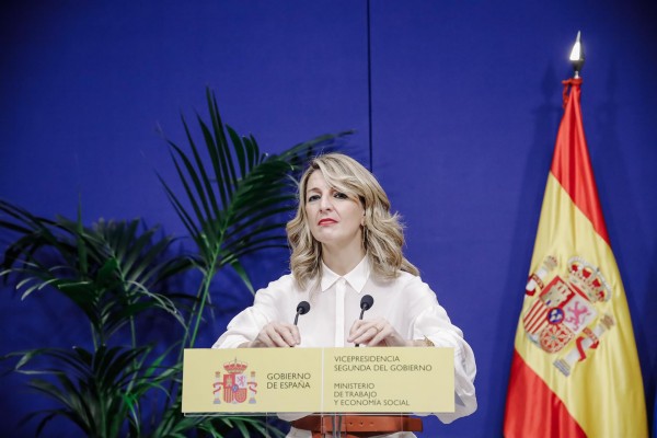 El SMI arranca 2022 congelado en 965 euros a la espera de negociar su subida en el diálogo social