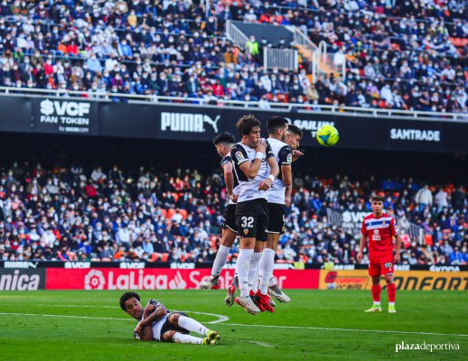El Valencia CF se desfonda y cierra 2021 con una derrota