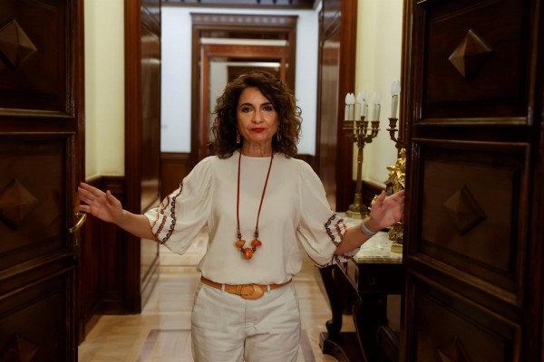Montero afirma que hay margen para extender la bajada de impuestos eléctricos
