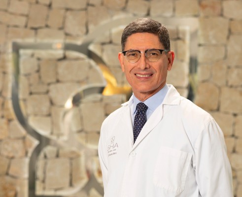 El doctor Vicente Mera, de SHA Wellness Clinic, recibe el European Award in Medicine 2021 