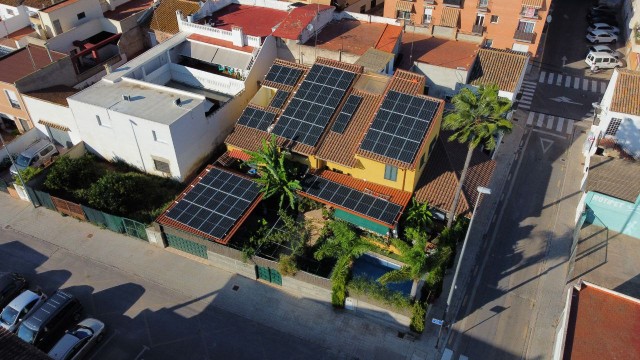 Energía más aprovechada: instalan la primera red de autoconsumo colectivo con baterías en Canet
