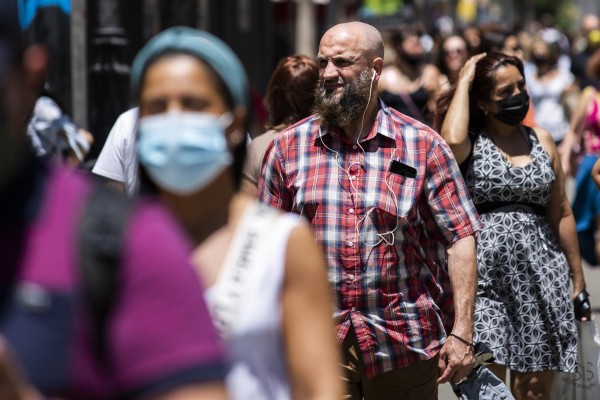 Sanidad y las autonomías acuerdan reducir la cuarentena de los positivos por covid a siete días