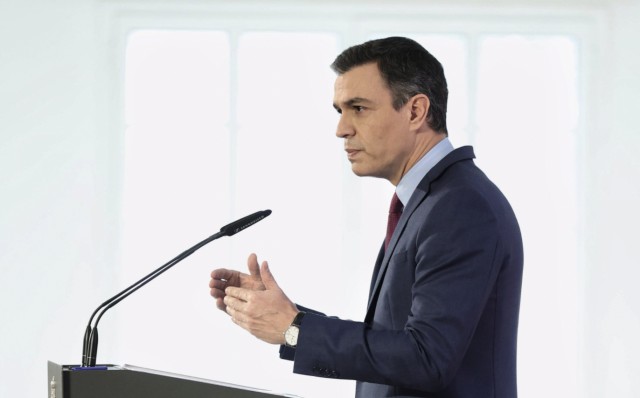 Sánchez da por cumplido el compromiso de un recibo de la luz en línea con 2018 debido al 