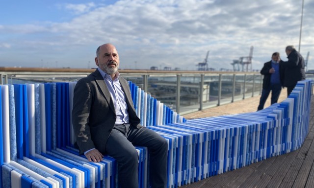 Aimplas instala un banco de 840 kg en el puerto de València hecho con basura marina
