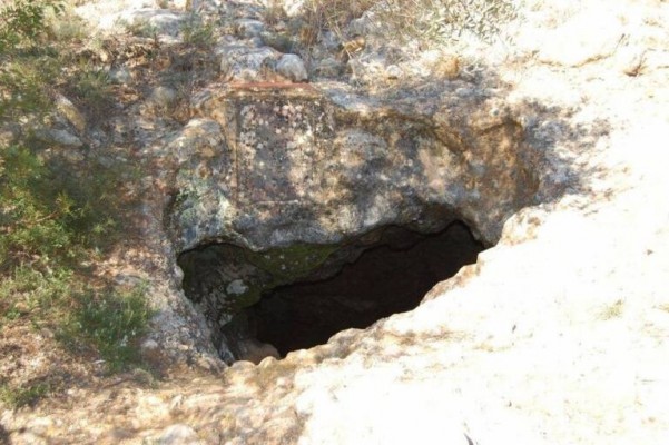 Vilafamés explotará turísticamente dos cuevas rupestres y Vallibona prevé sumarse al circuito de dinosaurios