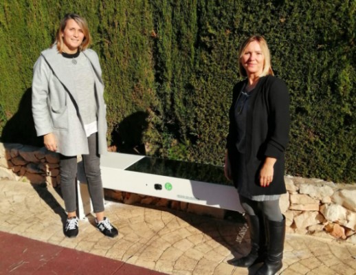 Altea instala bancos solares con iluminación y conexión USB en espacios públicos