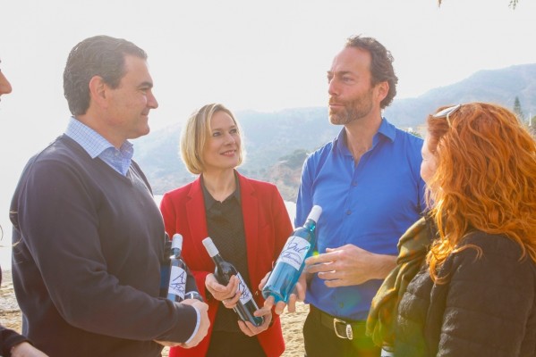 Un empresario de l'Alfàs crea el vino 'Azul Mediterráneo', un chardonnay de color azul
