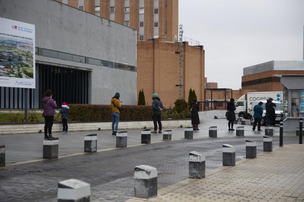 España suma 214.619 contagios y 120 muertes por covid y la incidencia supera los 1.200 casos