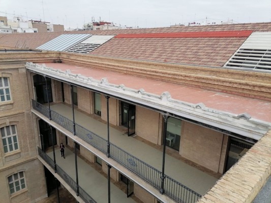 València inicia las obras para restaurar la cornisa de la cubierta del edificio de Tabacalera