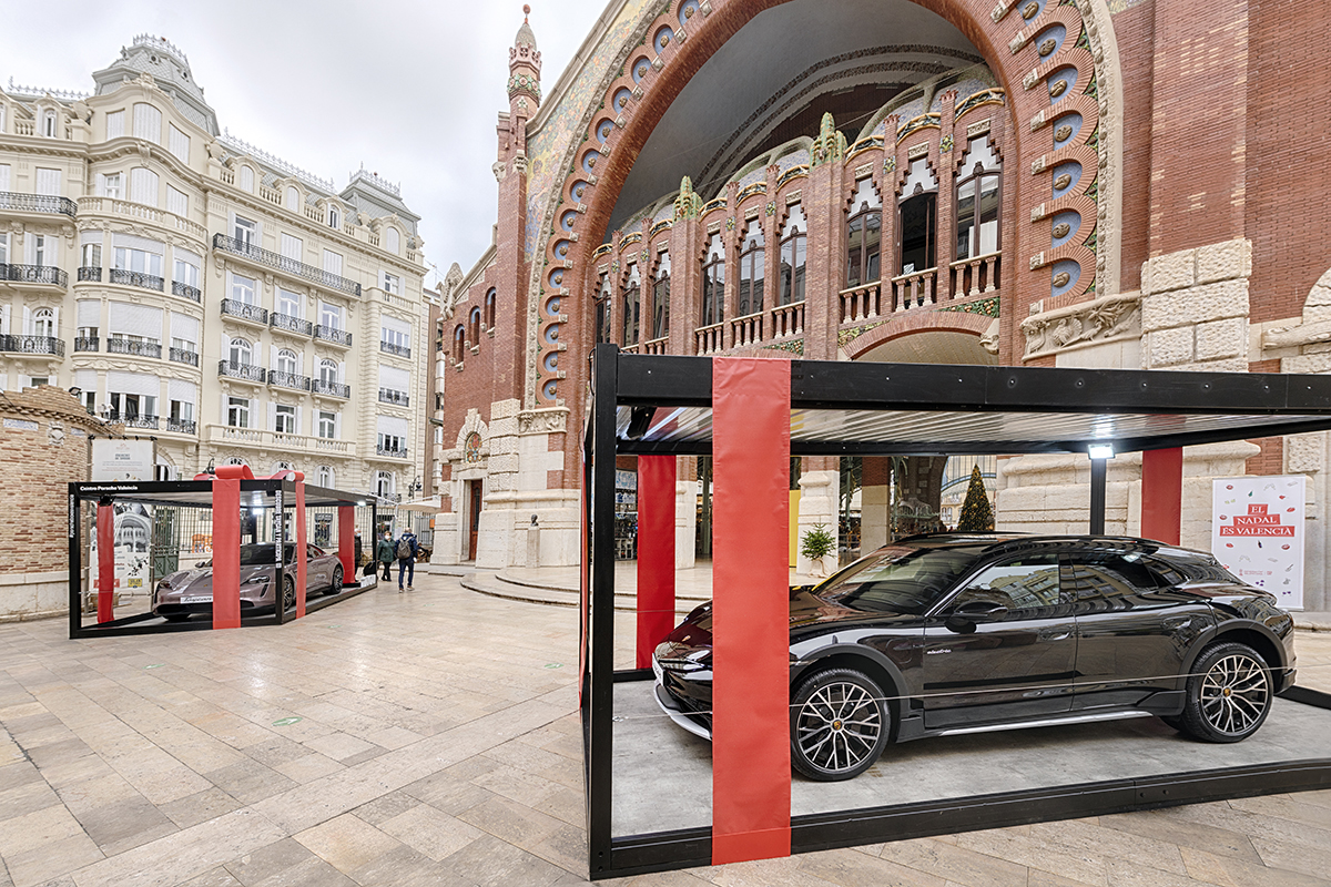 El nuevo Taycan transmite el espíritu eléctrico de la familia Porsche en el centro de Valencia