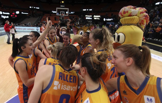 El Valencia cierra 2021 ante un Tenerife colista pero con María Pina
