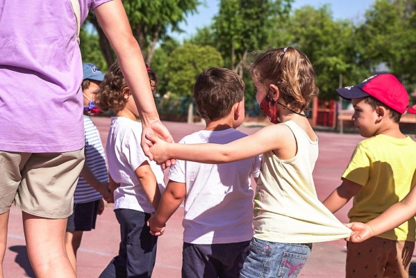 Los psicólogos emplazan a los adultos a dedicar tiempo para jugar con los niños: 
