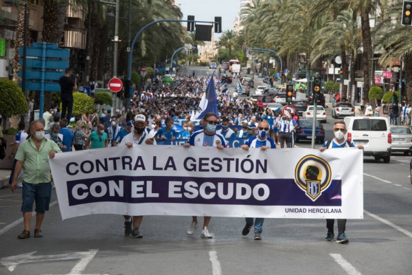 El batacazo deportivo provocó la protesta contra Ortiz, que se quedó solo
