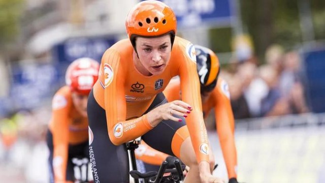 La ciclista neerlandesa Amy Peters, hospitalizada grave tras una caída en Calpe

