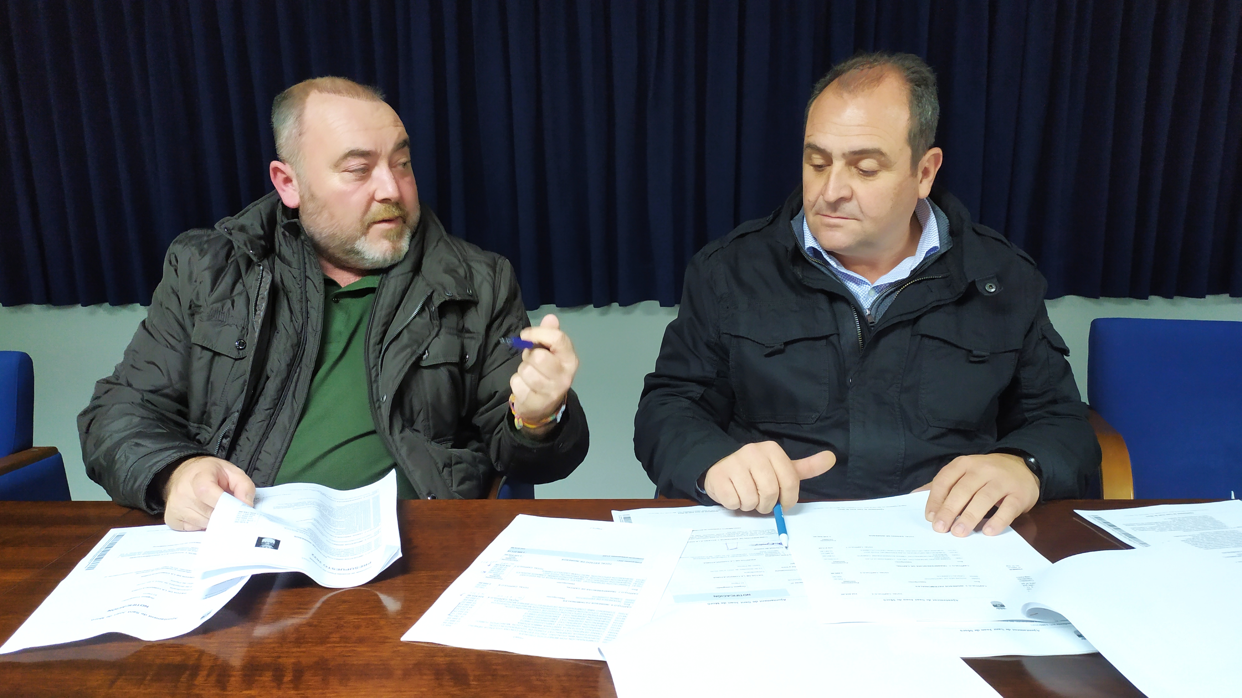 El alcalde de Sant Joan de Moró (i), Vicente Pallarés, durante la preparación de los presupuestos para este próximo año. - 