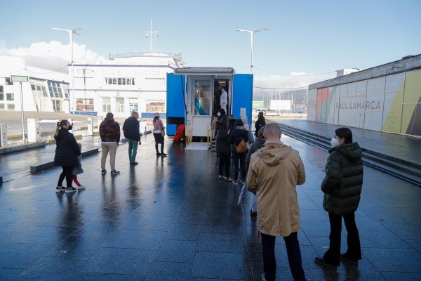  España suma 72.912 casos y 82 muertes por covid, mientras la incidencia se dispara por encima de 900