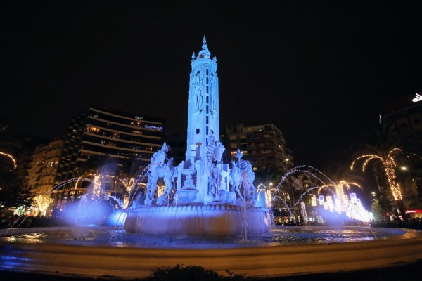 Alicante reinaugura la fuente de Luceros tras su restauración con iluminación y nueva jardinería