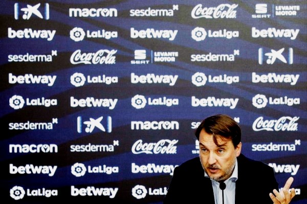 Solos ante el peligro del mercado de fichajes
