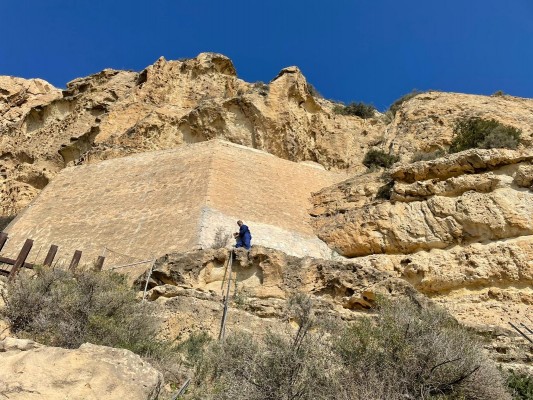 Alicante limpia las pintadas del monte Benacantil, el Castillo de Santa Bárbara y cuatro monumentos
