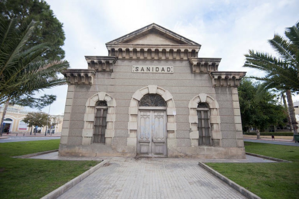El antiguo edificio de Sanidad Marítima del Puerto de Alicante. Foto: RAFA MOLINA - 