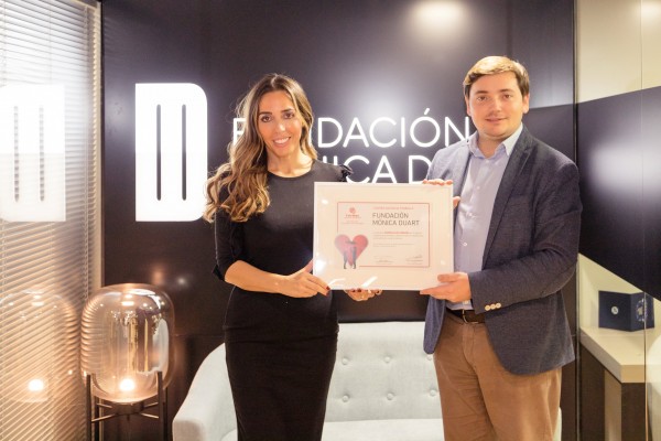 La Fundación Mónica Duart firma un convenio con Cáritas para mejorar el descanso de las personas más vulnerables